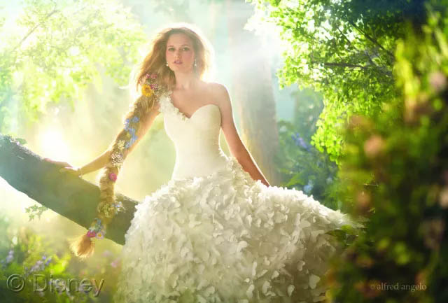 假若將玻璃鋼船艇比喻成一位女生，那么膠衣就是她華美的衣裳！