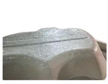 用樹脂和玻璃纖維復合在浴缸胚料的底部，使成型產(chǎn)品有足夠的強度