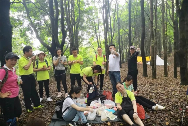 博皓人勞作過后，分享、享受美食