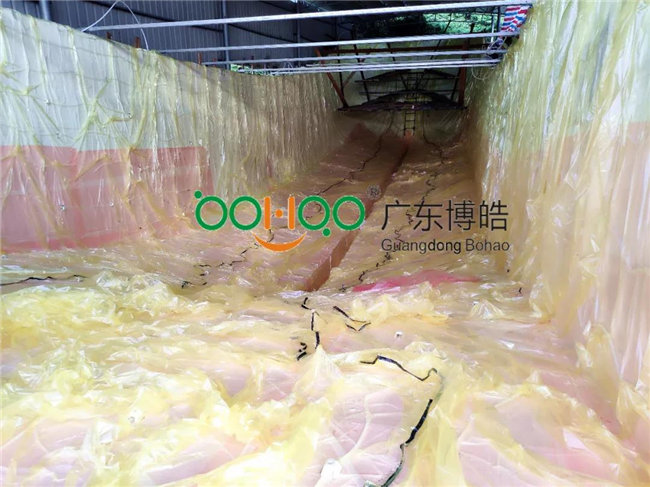 完成鋪層后，用真空袋覆蓋好