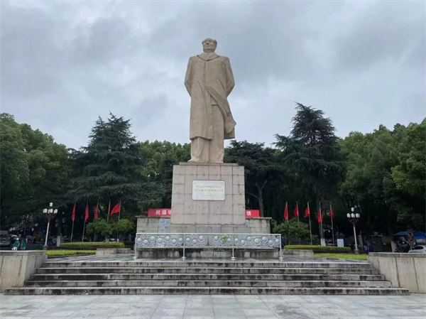 湖南大學(xué)，毛主席雕像