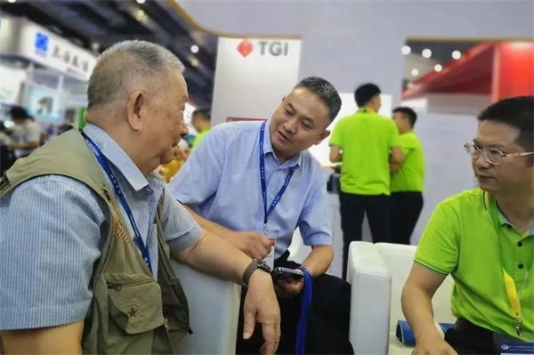 中國(guó)復(fù)合材料工業(yè)協(xié)會(huì)特邀顧問，中國(guó)SMC之父，黃家康到博皓展臺(tái)交流指導(dǎo)