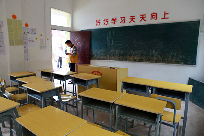 梅嶺小學(xué)僅有20多個學(xué)生，只有包括1個校長在內(nèi)的3個老師