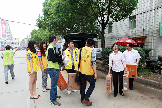 車隊到達備田小學(xué)，隨車捐贈的物資送到小學(xué)